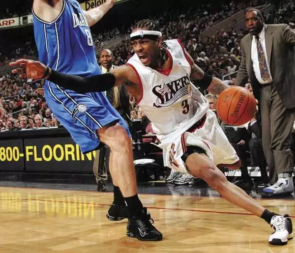 字母哥连送大帽摧毁对手进攻（字母哥连环封盖击溃对手攻势）