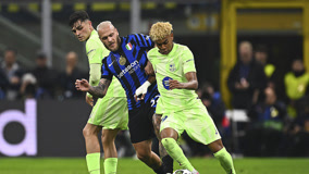 意外来客，切尔西和巴萨欧冠赛前一只狐狸闯入斯坦福桥看台（欧冠前夜趣闻：狐狸闯入斯坦福桥看台，切尔西对巴萨惊现不速之客）