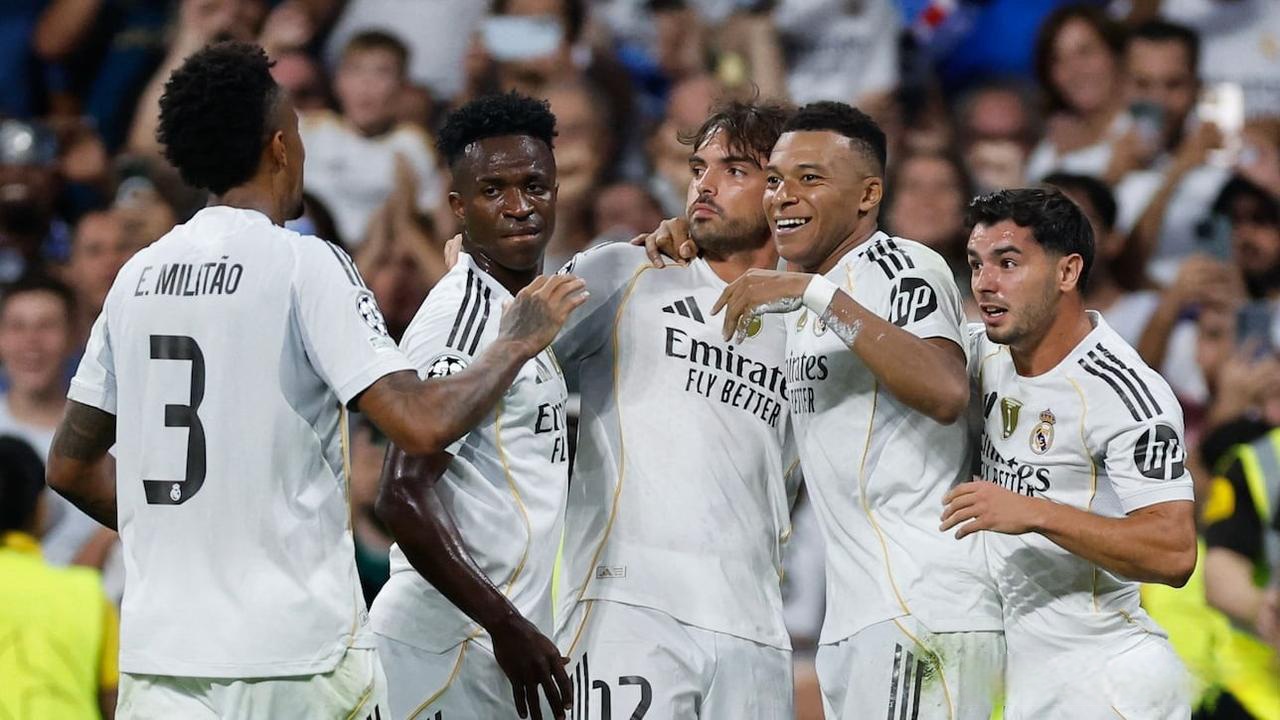 萨里：VAR工作区可以放到替补席对面，否则容易造成冲突（萨里建议将VAR区域设在替补席对侧，以免引发冲突）