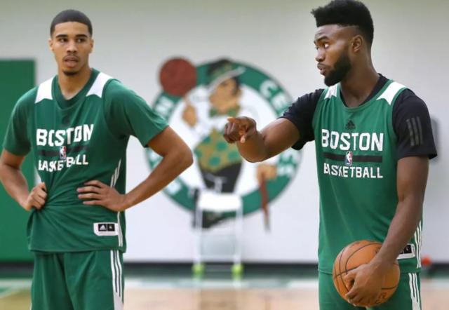 懂球帝2025年11月MVP候选出炉：姆巴佩、哈兰德领衔，莱万在列（懂球帝公布2025年11月MVP候选名单：姆巴佩、哈兰德领衔，莱万入选）