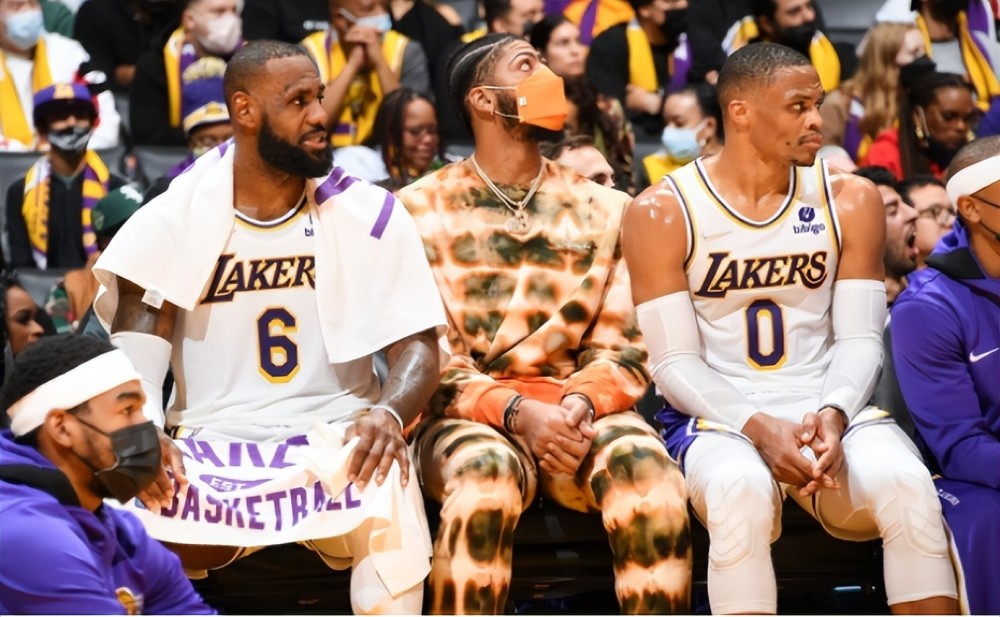 曼联客场险胜切尔西红魔重回榜首（曼联客场险胜切尔西，红魔重登积分榜首）