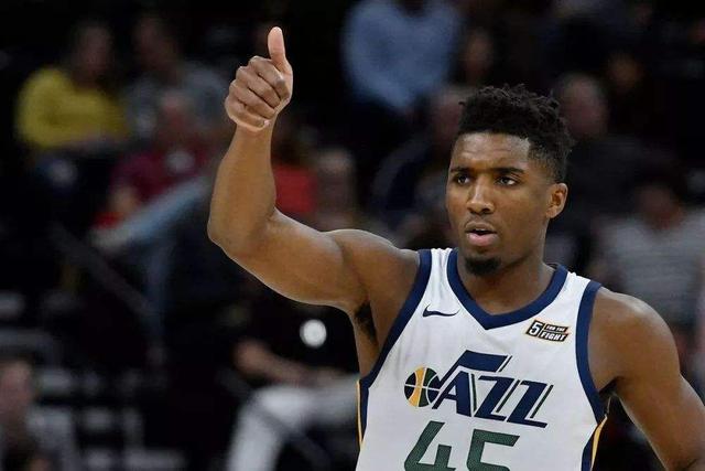 脚后跟停球+倒钩解围，阿拉伯杯上阿尔及利亚一后卫防守尽显球技（阿尔及利亚后卫阿拉伯杯秀防守：脚后跟停球+倒钩解围）