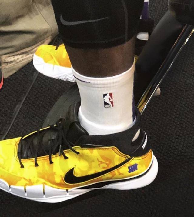 足球是朋友、梦想与人生的瞬间🔴⚫️⚽️（足球，连接友谊，点燃梦想，定格人生瞬间🔴⚫️⚽️）