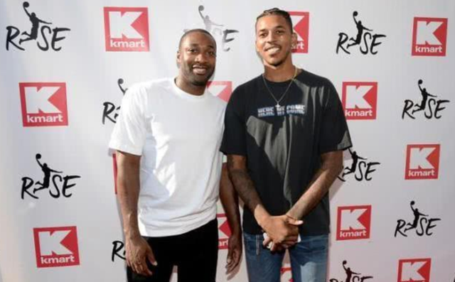 卡雷拉斯染红全程：对裁判让任意球重开不满染黄，随后抱怨吃直红（卡雷拉斯红牌过程：不满任意球重踢先吃黄，继续抱怨遭直红）