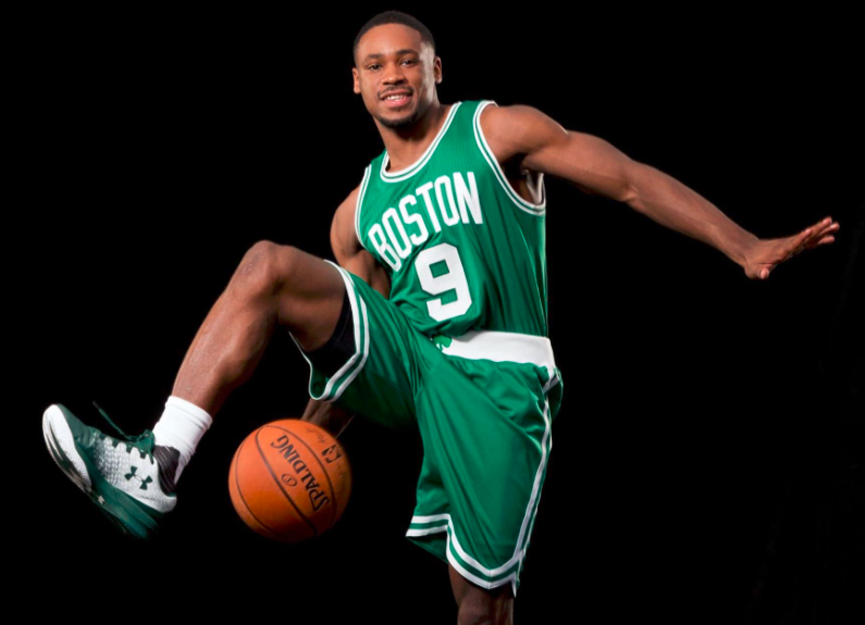 詹姆斯关键三分绝杀比赛（詹姆斯压哨三分绝杀）